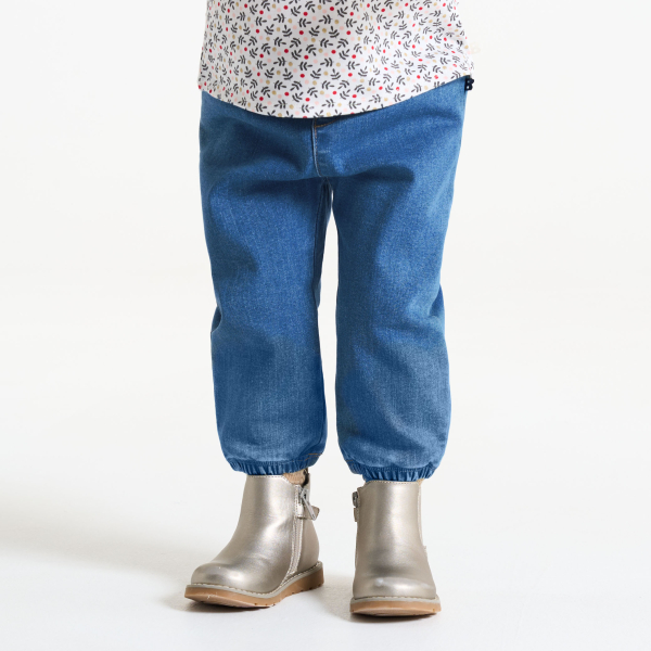 بنطلون أزرق من قماش الدنيم المرن لللفتيات الصغيرات بنطلون أزرق من قماش الدنيم المرن لللفتيات الصغيرات