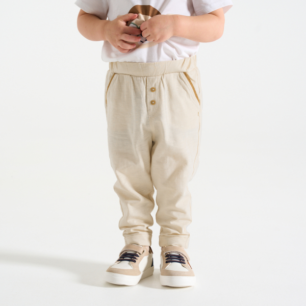 بنطال جيرسي خفيف باللون البيج للأولاد الصغار بنطال جيرسي خفيف باللون البيج للأولاد الصغار