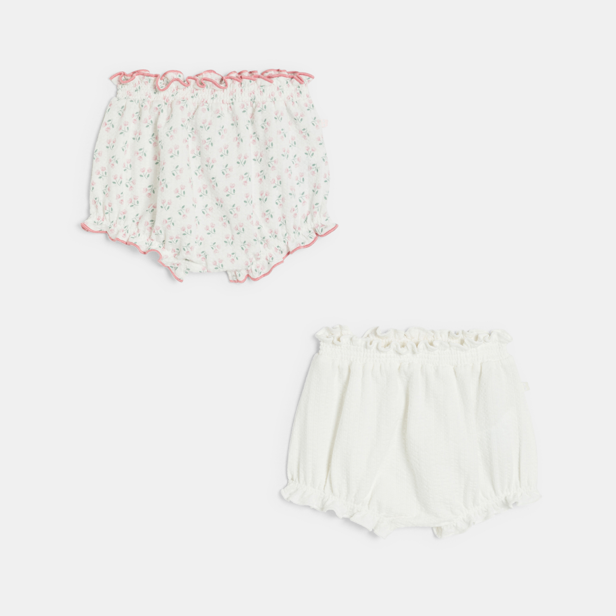 سروال قصير قطني أبيض فاخرة لطفلة (طقم من قطعتين) سروال قصير قطني أبيض فاخرة لطفلة (طقم من قطعتين)