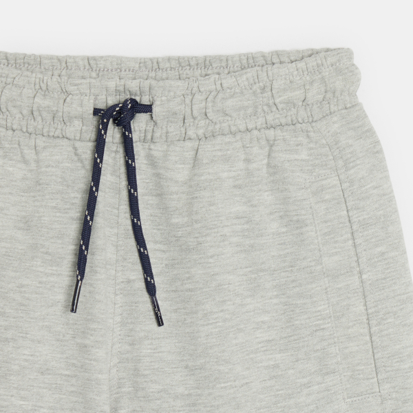 شورت برمودا مرقط رياضي من الجيرسيه رمادي اللون للأولاد شورت برمودا مرقط رياضي من الجيرسيه رمادي اللون للأولاد