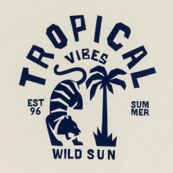 قميص داخلي أبيض اللون عليه...