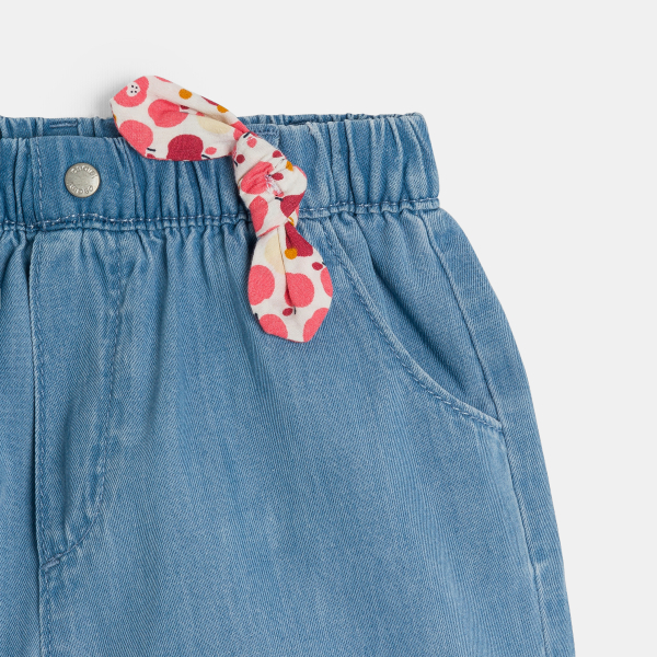 شورت أزرق من قماش التنسل، والجزء السفلي به كشكشة شورت أزرق من قماش التنسل، والجزء السفلي به كشكشة