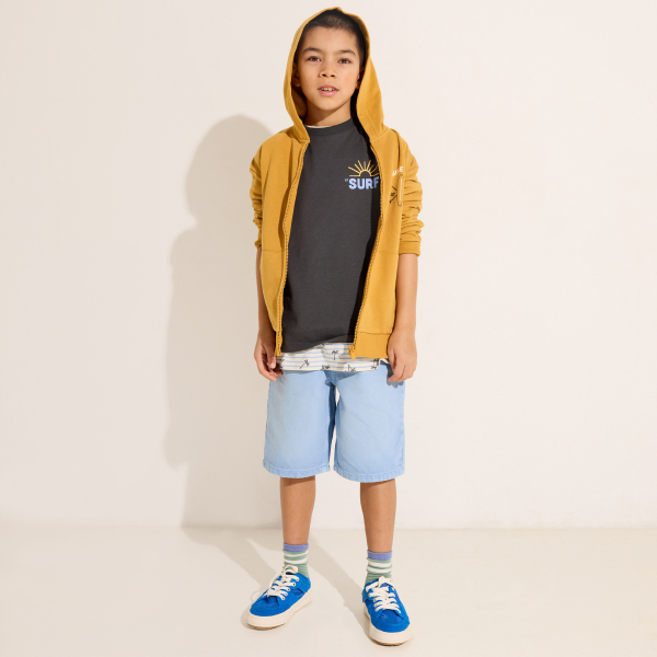 سويت شيرت أصفر كاري للأولاد بغطاء للرأس بنقشة من الأمام والظهر سويت شيرت أصفر كاري للأولاد بغطاء للرأس بنقشة من الأمام والظهر