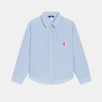 قميص مقلم أزرق اللون وعليه...