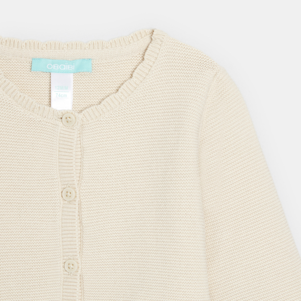 جيليه فاخر منسوج بالتريكو من خطوط متموجة، باللون البيج، للفتيات الصغيرات. جيليه فاخر منسوج بالتريكو من خطوط متموجة، باللون البيج، للفتيات الصغيرات.