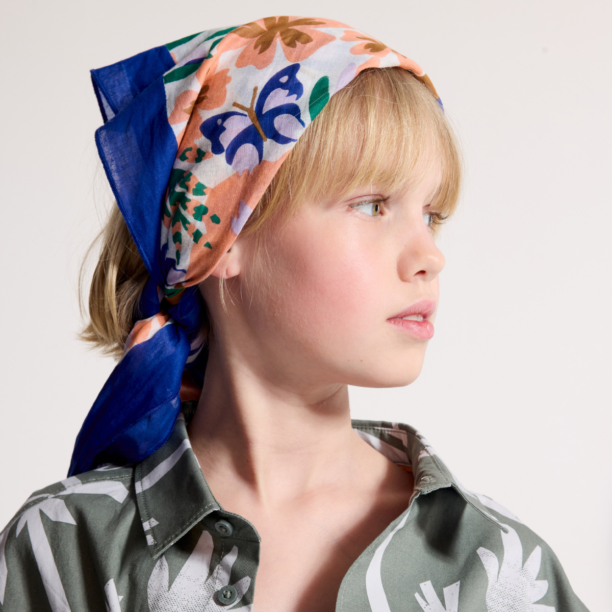 وشاح مربع بطبعة الزهور باللون الأزرق للفتيات وشاح مربع بطبعة الزهور باللون الأزرق للفتيات