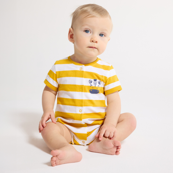 أفرول قصير أصفر اللون مقلم للصبي الرضيع، مرسوم عليه الحمار الوحشي أفرول قصير أصفر اللون مقلم للصبي الرضيع، مرسوم عليه الحمار الوحشي