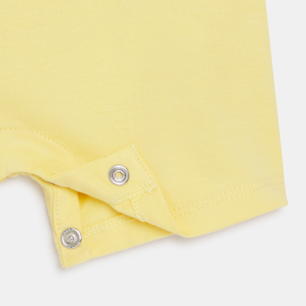 جمبسوت قصيرة مزينة برسوم الحيوانات، باللون الأصفر للأولاد الصغار جمبسوت قصيرة مزينة برسوم الحيوانات، باللون الأصفر للأولاد الصغار