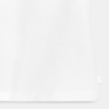 قميص بولو تونسي منسوج من البيكيه الأبيض مع جيب للأولاد الصغار