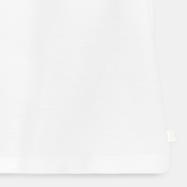 قميص بولو تونسي منسوج من البيكيه الأبيض مع جيب للأولاد الصغار قميص بولو تونسي منسوج من البيكيه الأبيض مع جيب للأولاد الصغار