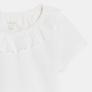 تيشيرت أبيض بياقة متموجة للفتيات الصغيرات