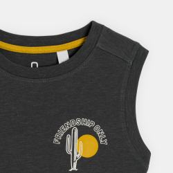 قميص داخلي رمادي داكن وعليه...