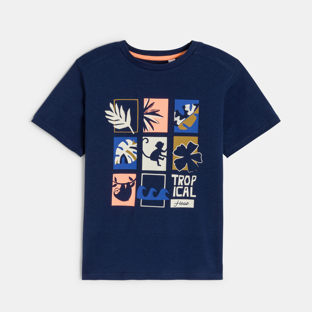 تيشيرت بأكمام قصيرة للأولاد، وعليه نقش أزرق داكن تيشيرت بأكمام قصيرة للأولاد، وعليه نقش أزرق داكن