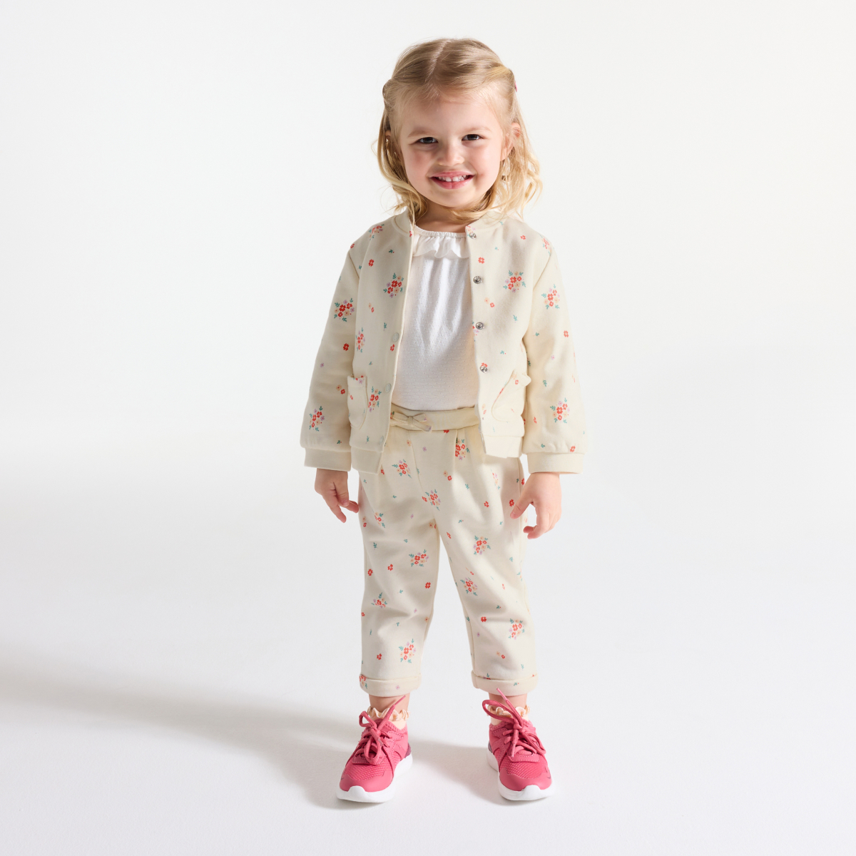 جاكيت من طراز تيدي من الميلتون برسوم الأزهار،  باللون البيج للفتيات الصغيرات جاكيت من طراز تيدي من الميلتون برسوم الأزهار،  باللون البيج للفتيات الصغيرات