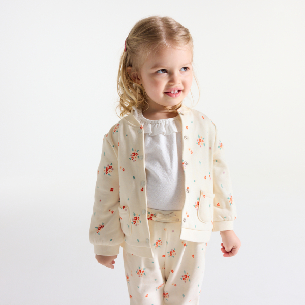 جاكيت من طراز تيدي من الميلتون برسوم الأزهار،  باللون البيج للفتيات الصغيرات جاكيت من طراز تيدي من الميلتون برسوم الأزهار،  باللون البيج للفتيات الصغيرات