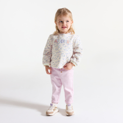 سترة من الصوف الناعم منمقة برسوم، باللون الأبيض للفتيات الصغيرات