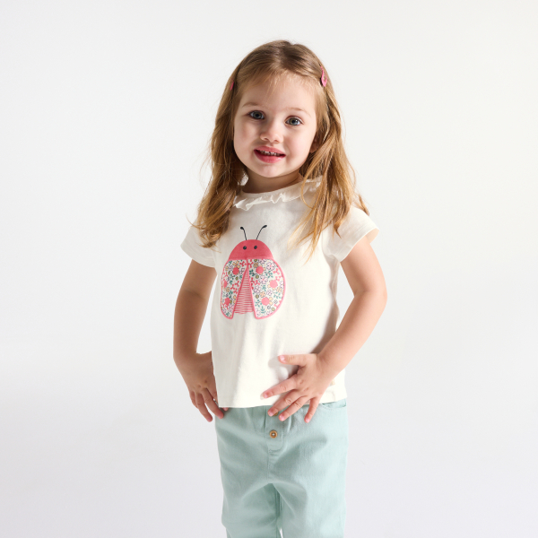 تيشيرت أبيض وبياقة مُكشكشة، مُزيَّن برسمة حشرة، للفتيات الصغيرات تيشيرت أبيض وبياقة مُكشكشة، مُزيَّن برسمة حشرة، للفتيات الصغيرات