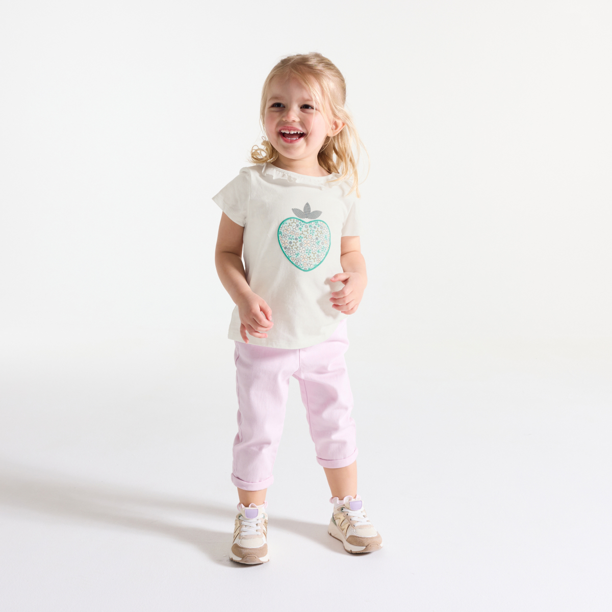 تيشيرت أبيض وعليه رسمة قلب، بياقة مكشكشة، للفتيات الصغيرات تيشيرت أبيض وعليه رسمة قلب، بياقة مكشكشة، للفتيات الصغيرات