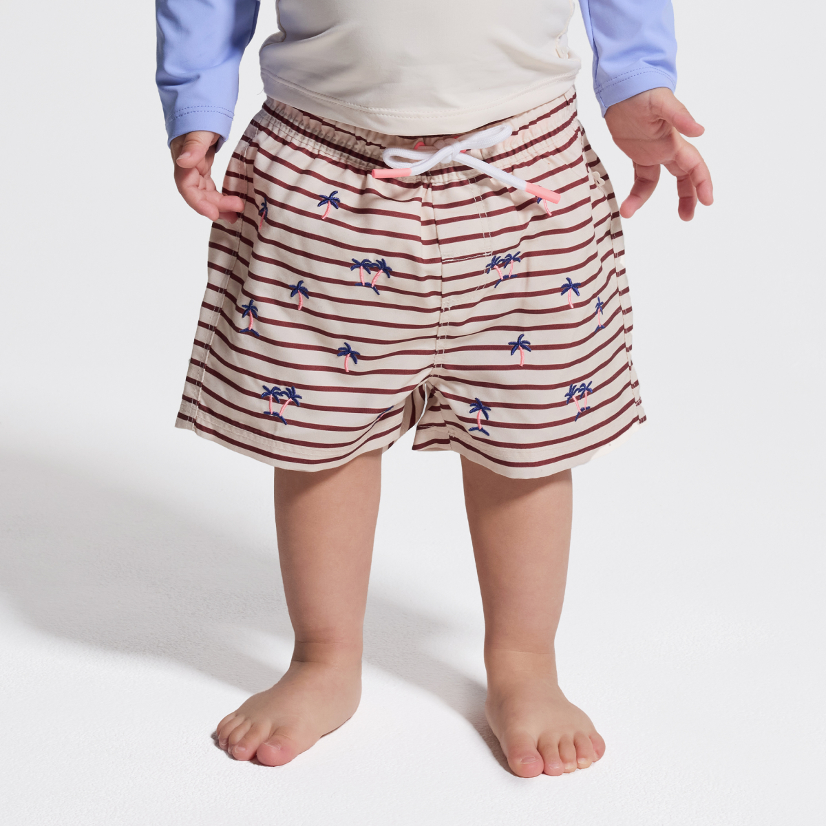 شورت سباحة مضاد للأشعة فوق البنفسجية بطبعة أشجار النخيل للأولاد الصغار. شورت سباحة مضاد للأشعة فوق البنفسجية بطبعة أشجار النخيل للأولاد الصغار.