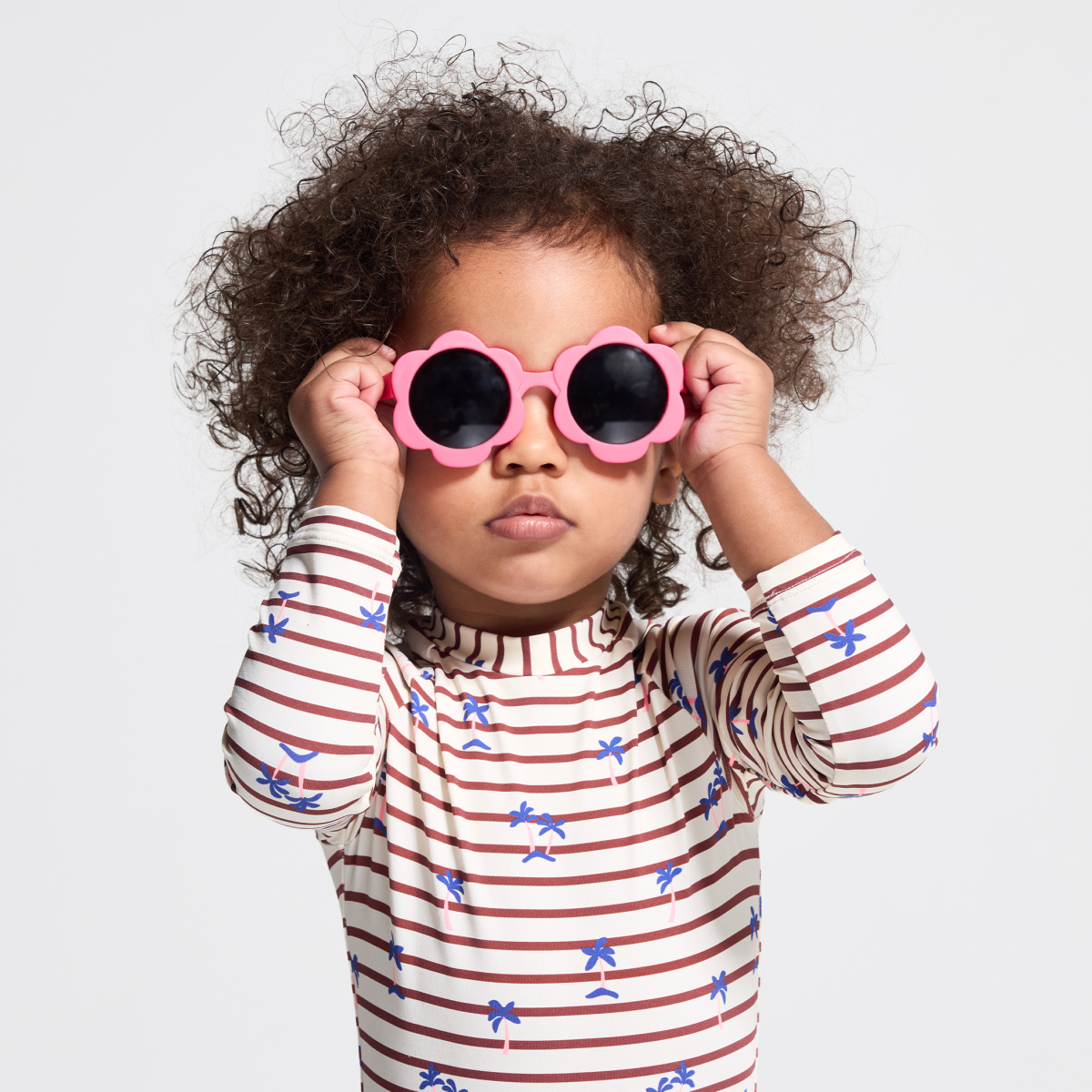 نظارات شمسية بتصميم أزهار، باللون الوردي للفتيات الصغيرات. نظارات شمسية بتصميم أزهار، باللون الوردي للفتيات الصغيرات.