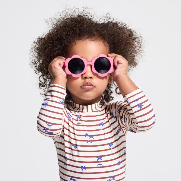 نظارات شمسية بتصميم أزهار، باللون الوردي للفتيات الصغيرات. نظارات شمسية بتصميم أزهار، باللون الوردي للفتيات الصغيرات.