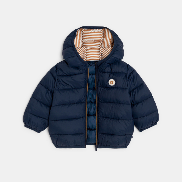 سترة زرقاء مبطنة بغطاء رأس، للصبي الصغير سترة زرقاء مبطنة بغطاء رأس، للصبي الصغير