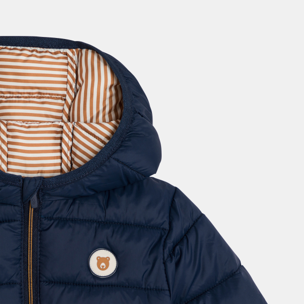 سترة زرقاء مبطنة بغطاء رأس، للصبي الصغير سترة زرقاء مبطنة بغطاء رأس، للصبي الصغير