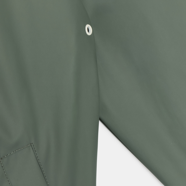 سترة بقلنسوة مشمّعة ومقاومة للماء باللون الأخضر الكاكي للأولاد.