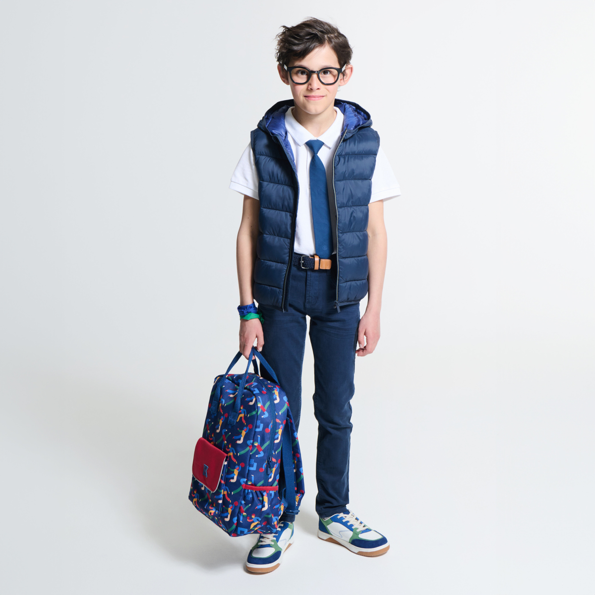 سترة خضراء داكنة بدون أكمام وبغطاء رأس سترة خضراء داكنة بدون أكمام وبغطاء رأس