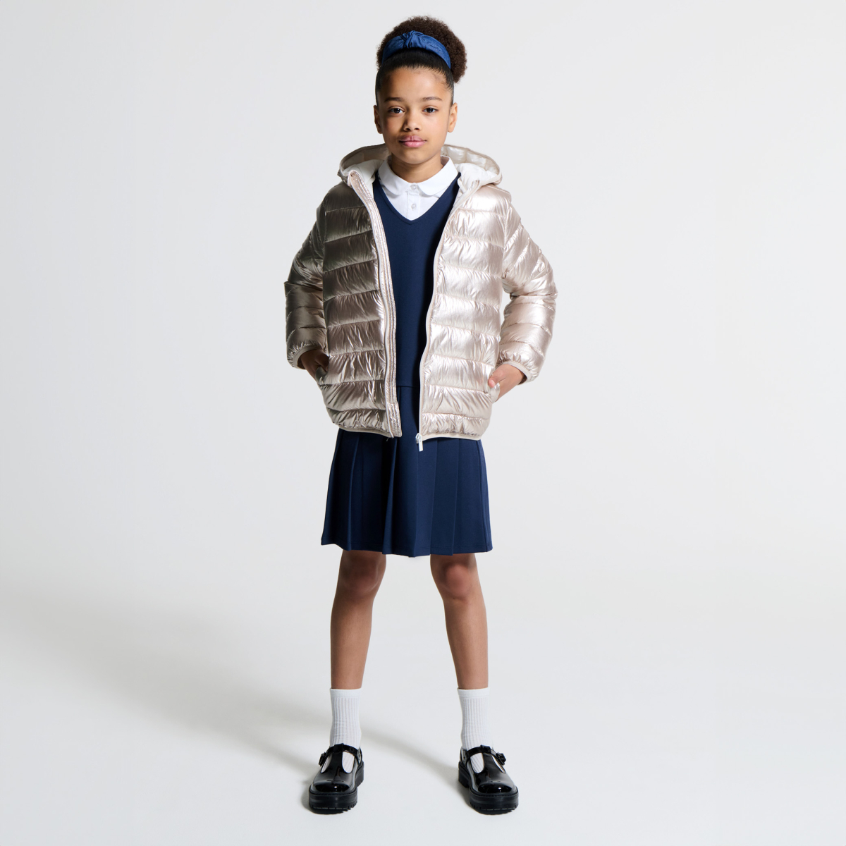 سترة منفوخة بغطاء رأس لامعة ذهبية اللون للفتيات سترة منفوخة بغطاء رأس لامعة ذهبية اللون للفتيات