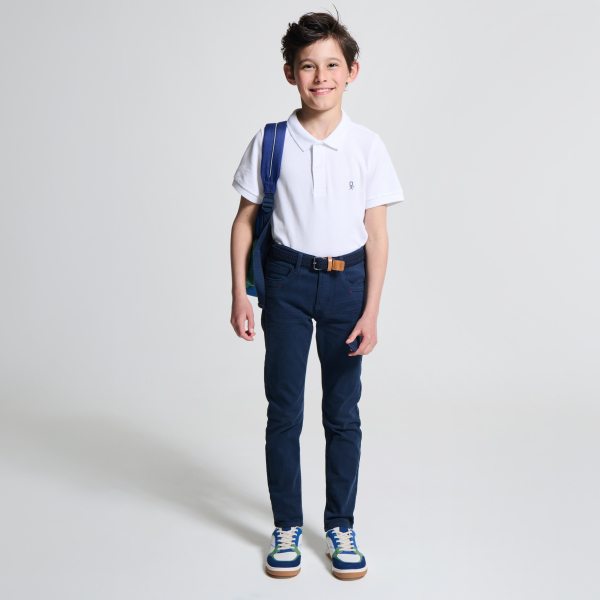 بنطال ضيق من القماش باللون الأزرق للأولاد بنطال ضيق من القماش باللون الأزرق للأولاد