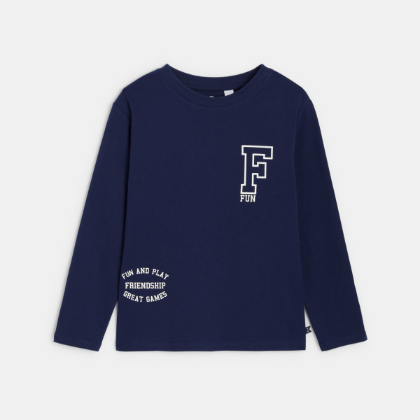 تي شيرت كم طويل أزرق بطبعة رسالة للأولاد. تي شيرت كم طويل أزرق بطبعة رسالة للأولاد.