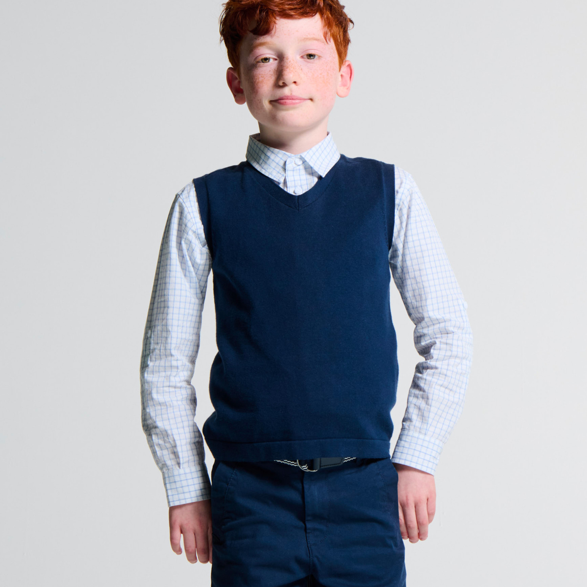 قميص تحتاني بياقة مثلثة باللون الأزرق البحري للأولاد قميص تحتاني بياقة مثلثة باللون الأزرق البحري للأولاد