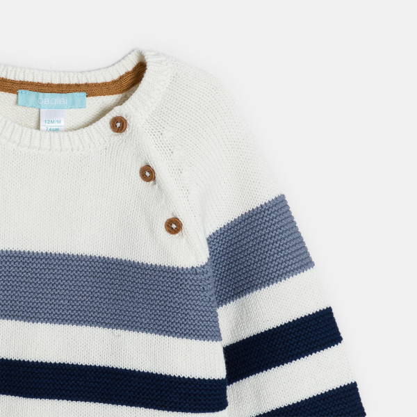 كنزة مُخططة منسوجة بالتريكو، باللون الأزرق للصبيان الصغار. كنزة مُخططة منسوجة بالتريكو، باللون الأزرق للصبيان الصغار.