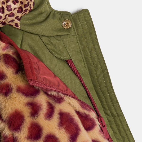 سترة ببطانة سترة قابلة للفصل، اللون أخضر كاكي، عليها صورة فهد، للطفلة الصغيرة سترة ببطانة سترة قابلة للفصل، اللون أخضر كاكي، عليها صورة فهد، للطفلة الصغيرة