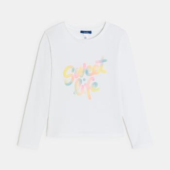 تيشيرت أبيض بأكمام طويلة عليه رسالة للفتيات