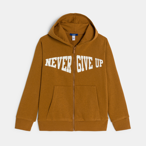 سويت شيرت بغطاء للرأس عليه رسالة، بني اللون، للأولاد سويت شيرت بغطاء للرأس عليه رسالة، بني اللون، للأولاد