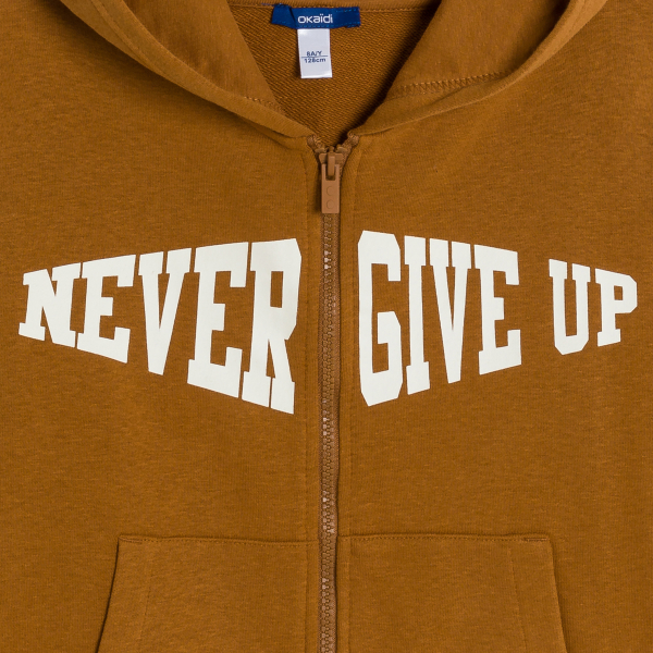 سويت شيرت بغطاء للرأس عليه رسالة، بني اللون، للأولاد سويت شيرت بغطاء للرأس عليه رسالة، بني اللون، للأولاد