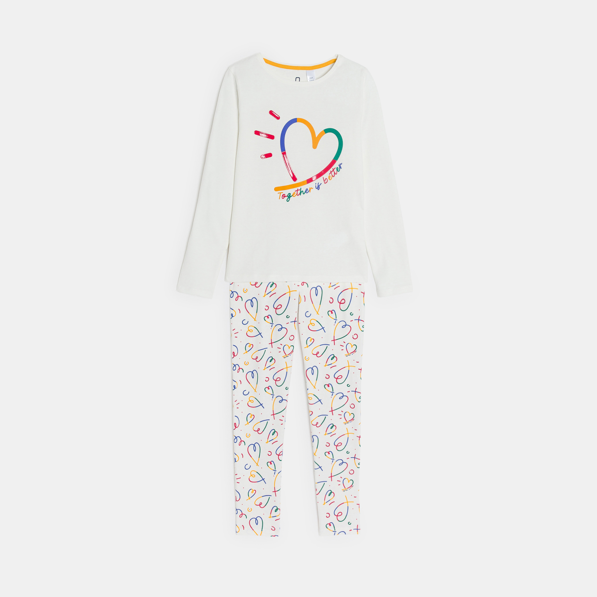 بيجاما مرسوم عليها قلب من الجيرسيه قطعتين، بيضاء اللون للفتيات بيجاما مرسوم عليها قلب من الجيرسيه قطعتين، بيضاء اللون للفتيات