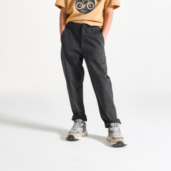 بنطلون تشينو باللون الرمادي موحد للفتيان بنطلون تشينو باللون الرمادي موحد للفتيان