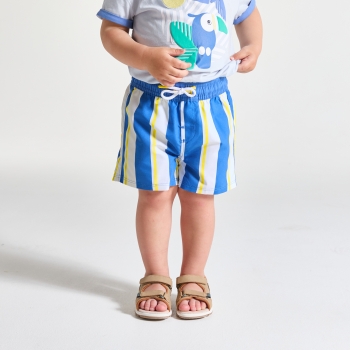 شورت للسباحة به خطوط ومن نسيج واقي من الأشعة فوق البنفسجية، للفتيان الصغار.
