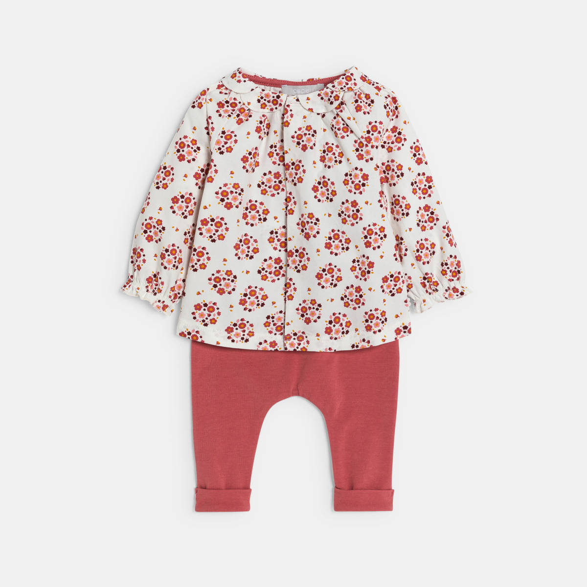 طقم للفتيات الصغيرات باللون الوردي. طقم للفتيات الصغيرات باللون الوردي.