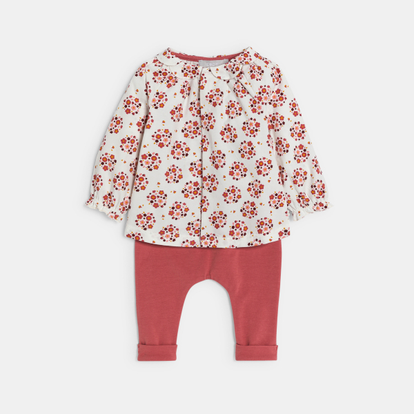 طقم للفتيات الصغيرات باللون الوردي. طقم للفتيات الصغيرات باللون الوردي.