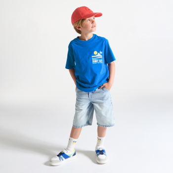 تيشيرت بأكمام قصيرة، باللون الأزرق ومُزيَّن برسالة مطبوعة، للفتيان