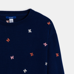 كنزة زرقاء اللون، ومُطرزة...