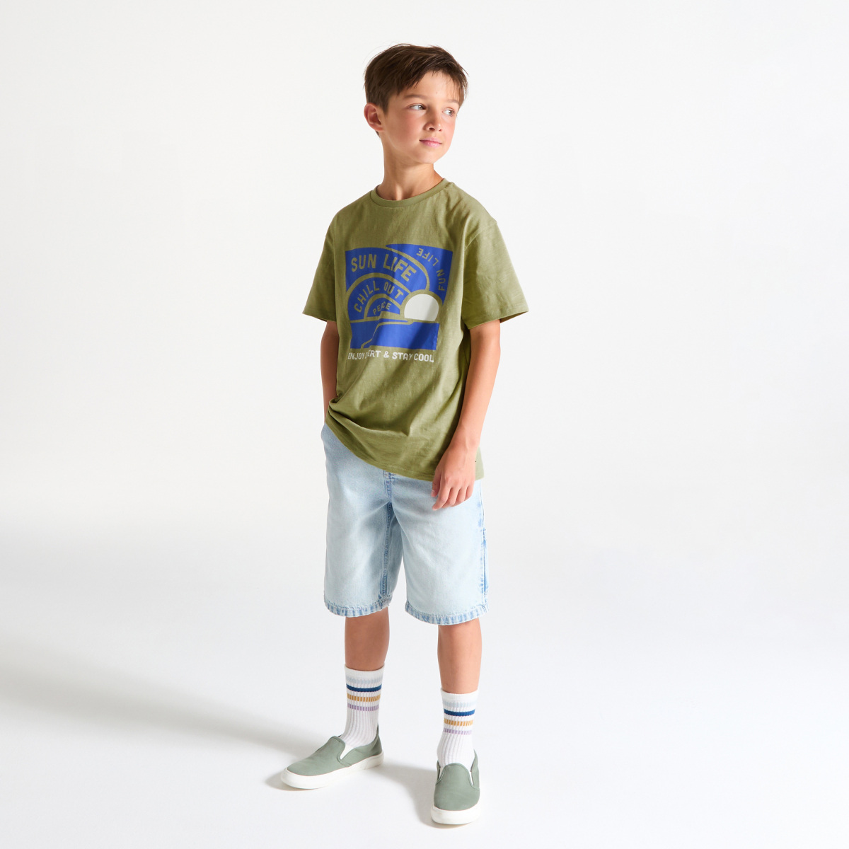 تي شيرت باللون الكاكي للفتيان، مُزيَّن بعبارة مطبوعة تي شيرت باللون الكاكي للفتيان، مُزيَّن بعبارة مطبوعة