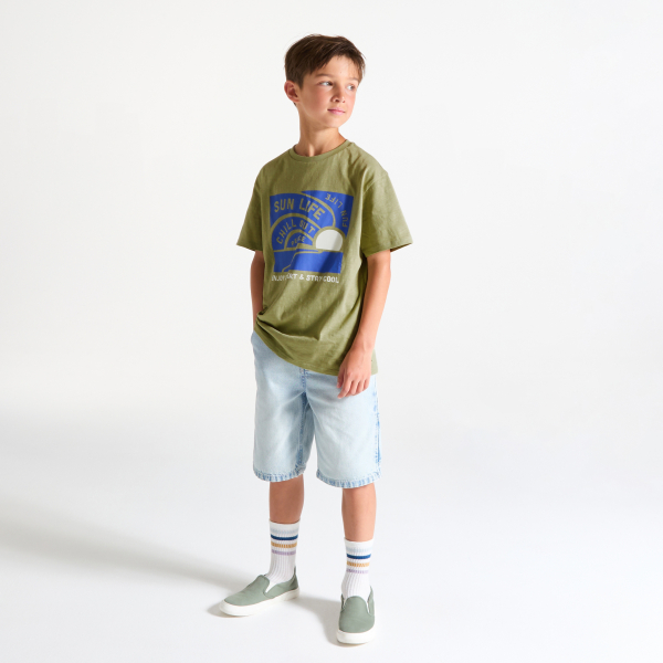 تي شيرت باللون الكاكي للفتيان، مُزيَّن بعبارة مطبوعة تي شيرت باللون الكاكي للفتيان، مُزيَّن بعبارة مطبوعة