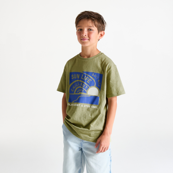 تي شيرت باللون الكاكي للفتيان، مُزيَّن بعبارة مطبوعة تي شيرت باللون الكاكي للفتيان، مُزيَّن بعبارة مطبوعة