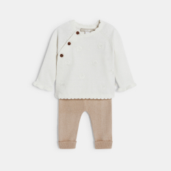طقم للأطفال الصغار، منسوج بالتريكو، باللون البيج الفاتح.