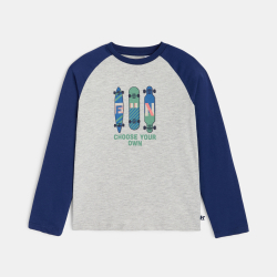 تيشرت بأكمام طويلة وباللون الرمادي، مُزيَّن برسمة لوح التزلج، للفتيان.